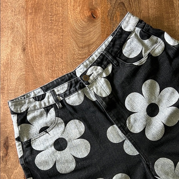 CIDER | Floral Black and Gray Jeans | CURVE & PLUS - Picture 1 of 5